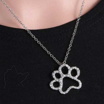 Kaklo papuošalas Šuniuko pėdutė balta; 25x21mm