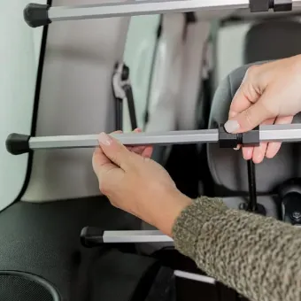 Trixie Car Grille S automobilio salono pertvara; 96-163cm/34-48cm Trixie Car Grille S automobilio salono pertvara; 96-163cm/34-48cm